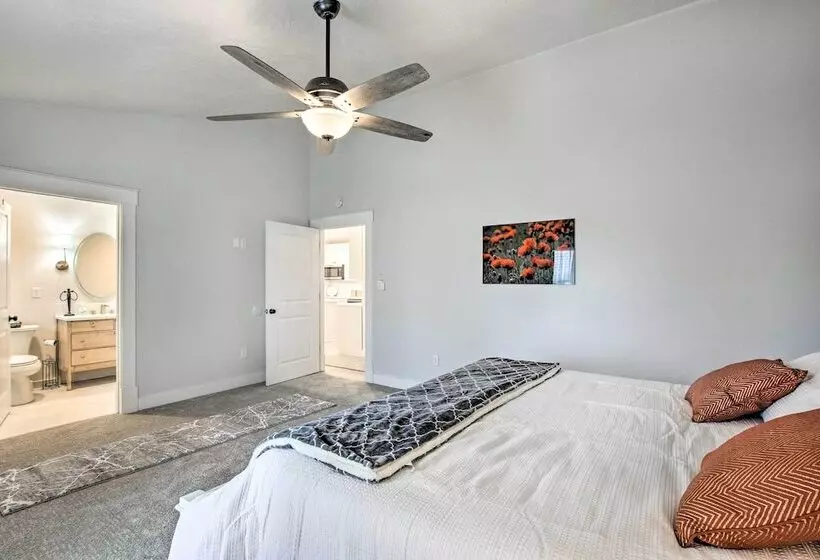 Cozy + Chic Abode ~ 11 Mi To Bloomington Lake