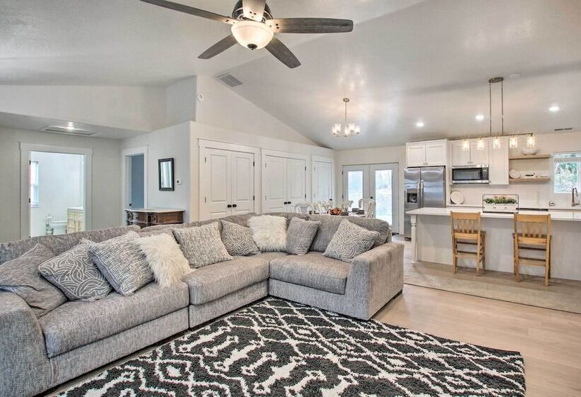 Cozy + Chic Abode ~ 11 Mi To Bloomington Lake