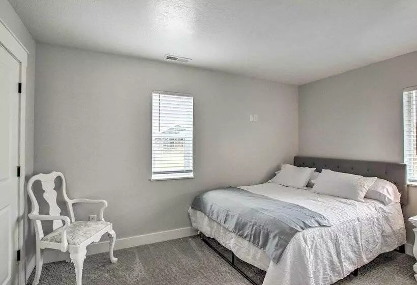 Cozy + Chic Abode ~ 11 Mi To Bloomington Lake