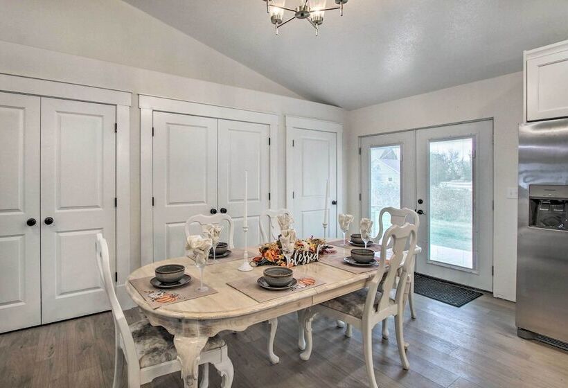 Cozy + Chic Abode ~ 11 Mi To Bloomington Lake