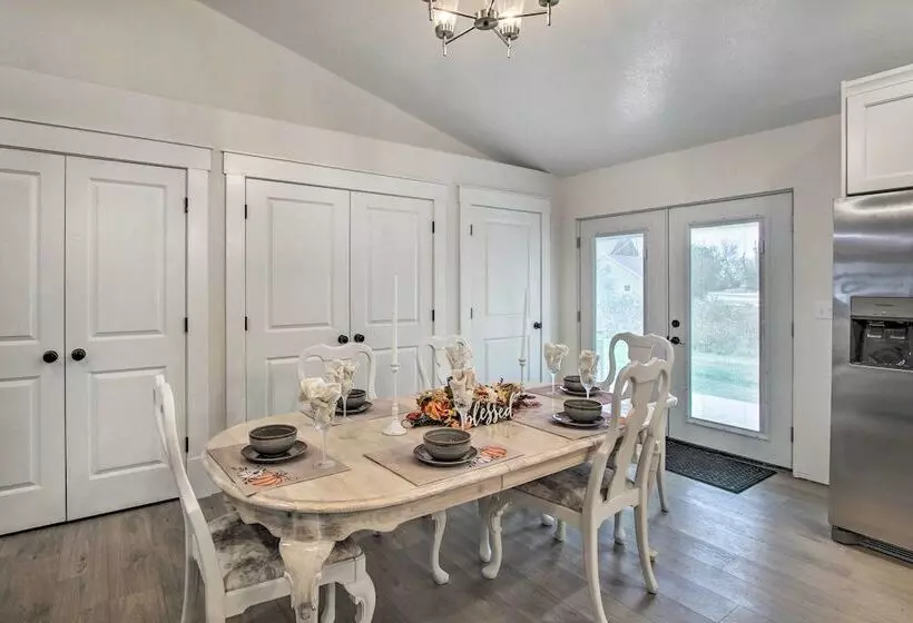 Cozy + Chic Abode ~ 11 Mi To Bloomington Lake