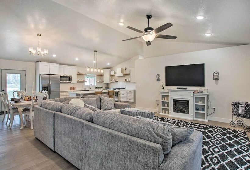 Cozy + Chic Abode ~ 11 Mi To Bloomington Lake