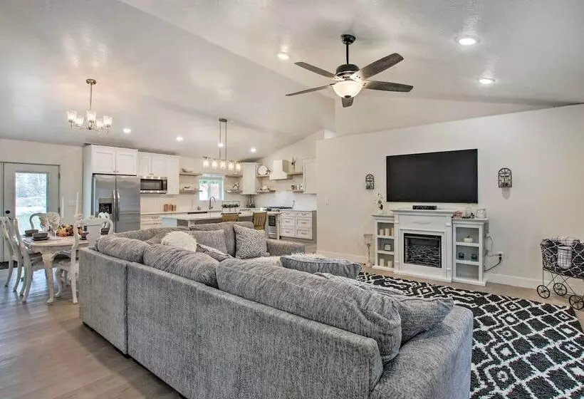 Cozy + Chic Abode ~ 11 Mi To Bloomington Lake