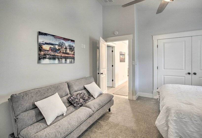 Cozy + Chic Abode ~ 11 Mi To Bloomington Lake