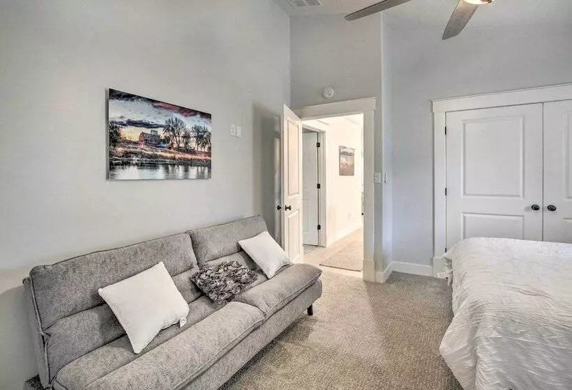 Cozy + Chic Abode ~ 11 Mi To Bloomington Lake