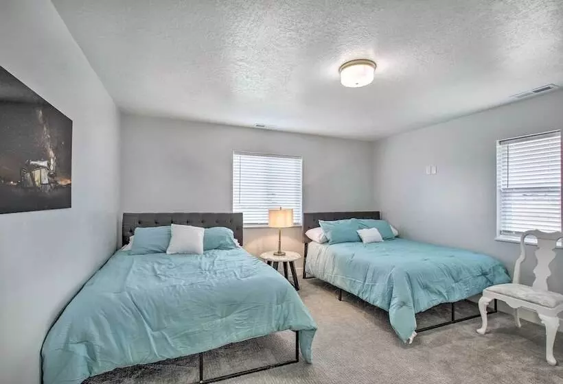 Cozy + Chic Abode ~ 11 Mi To Bloomington Lake