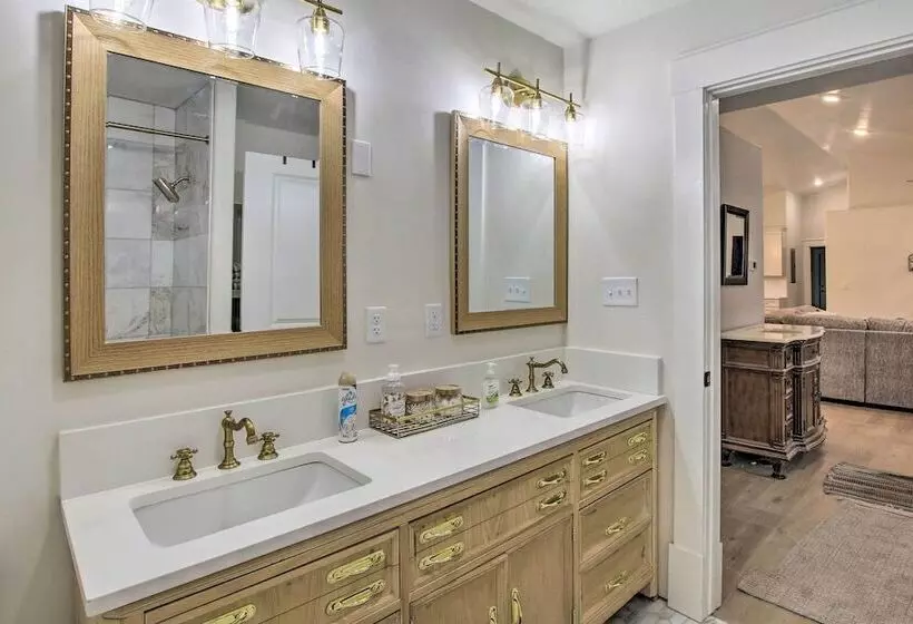 Cozy + Chic Abode ~ 11 Mi To Bloomington Lake