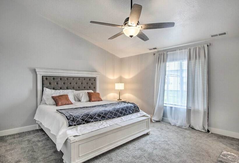 Cozy + Chic Abode ~ 11 Mi To Bloomington Lake