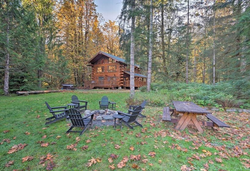 Riverfront Gold Bar Log Cabin Near Stevens Pass!