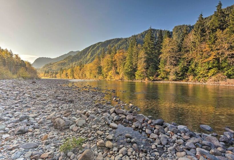 Riverfront Gold Bar Log Cabin Near Stevens Pass!