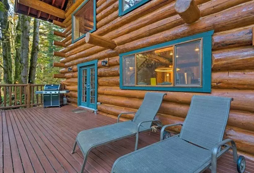 Riverfront Gold Bar Log Cabin Near Stevens Pass!