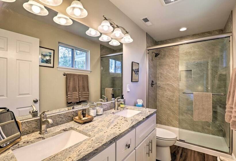 Smoky Mountains Leicester Home W/ Deck!