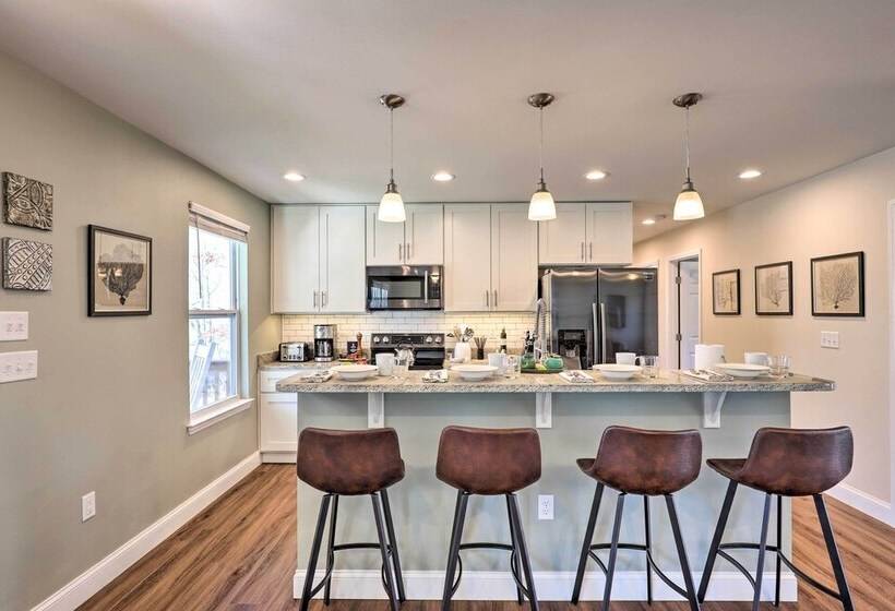Smoky Mountains Leicester Home W/ Deck!