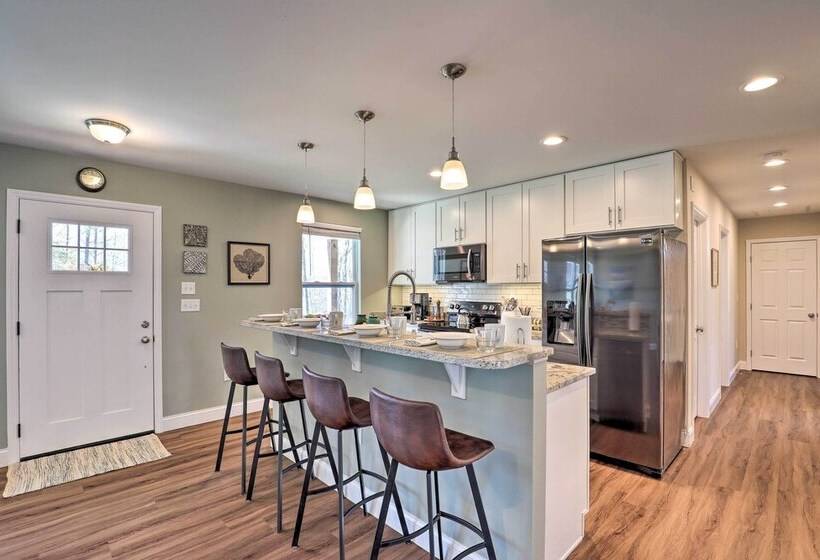 Smoky Mountains Leicester Home W/ Deck!