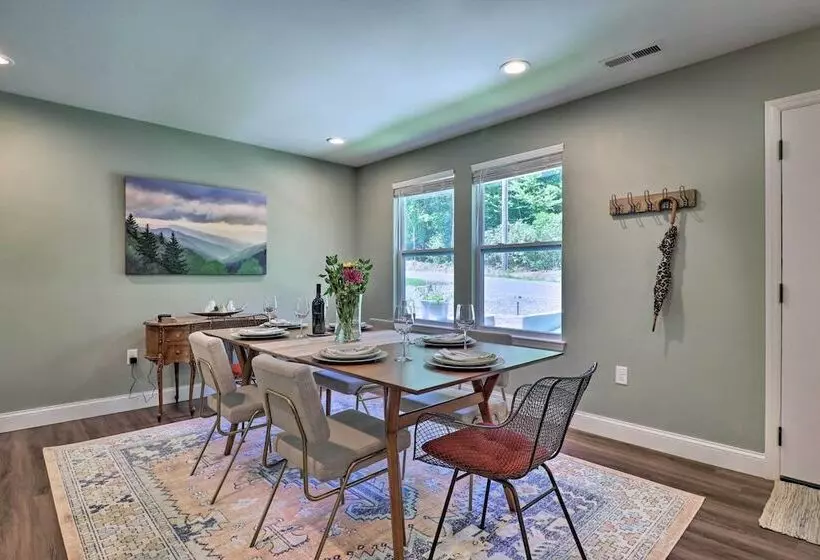 Smoky Mountains Leicester Home W/ Deck!