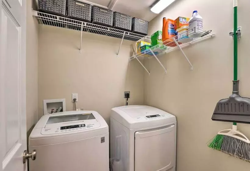 Smoky Mountains Leicester Home W/ Deck!