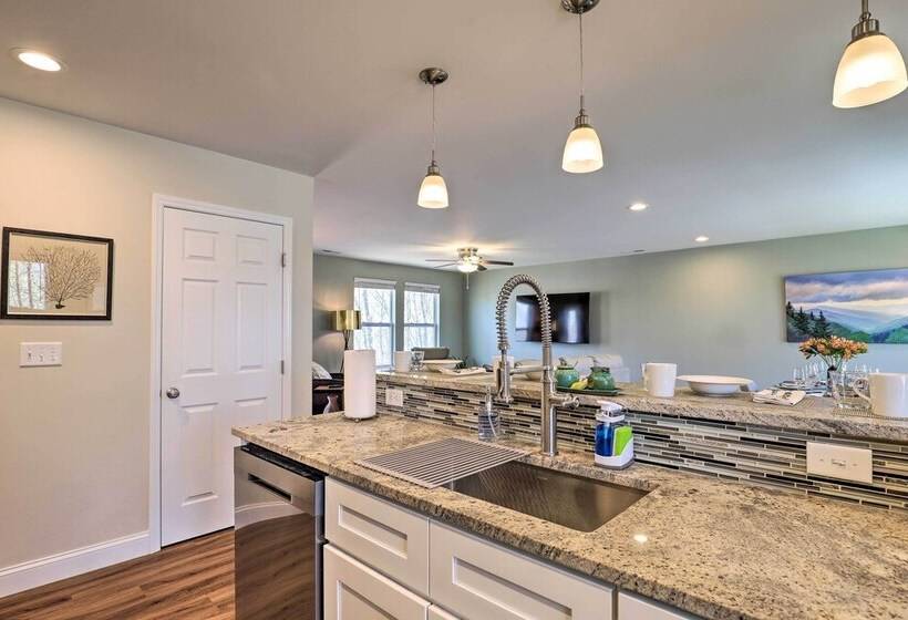 Smoky Mountains Leicester Home W/ Deck!