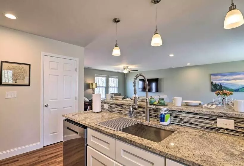 Smoky Mountains Leicester Home W/ Deck!
