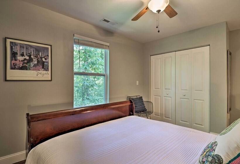 Smoky Mountains Leicester Home W/ Deck!