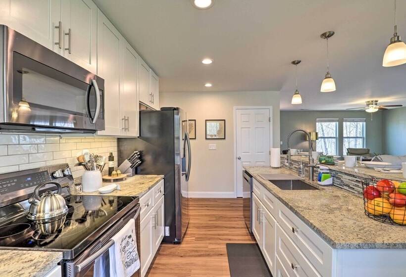 Smoky Mountains Leicester Home W/ Deck!