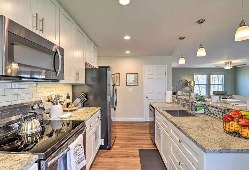 Smoky Mountains Leicester Home W/ Deck!