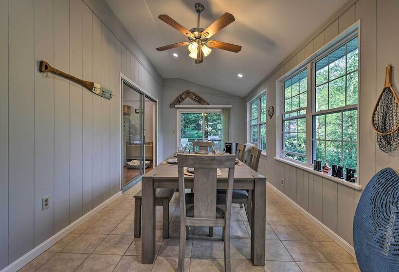 Walk To Lake Wallenpaupack: Greentown Getaway