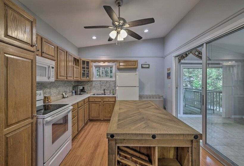 Walk To Lake Wallenpaupack: Greentown Getaway