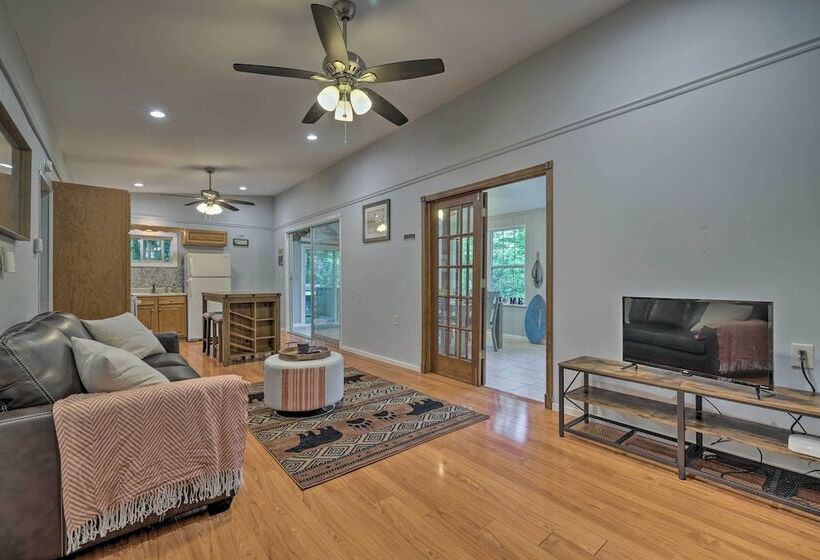 Walk To Lake Wallenpaupack: Greentown Getaway