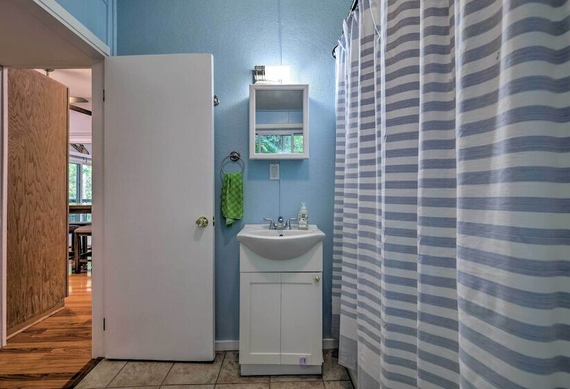 Walk To Lake Wallenpaupack: Greentown Getaway