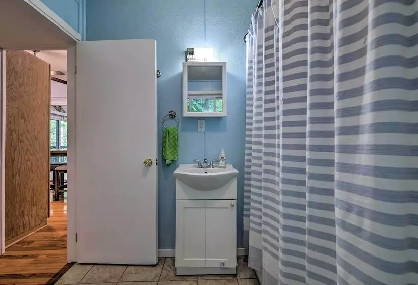 Walk To Lake Wallenpaupack: Greentown Getaway