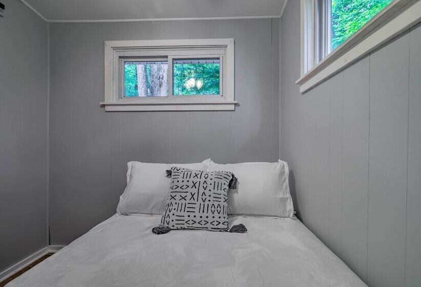 Walk To Lake Wallenpaupack: Greentown Getaway