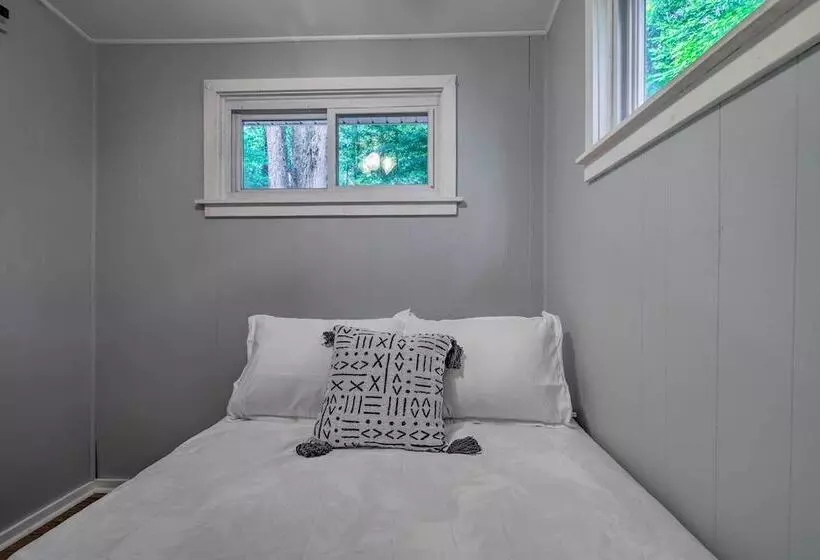 Walk To Lake Wallenpaupack: Greentown Getaway