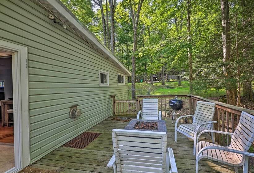 Walk To Lake Wallenpaupack: Greentown Getaway