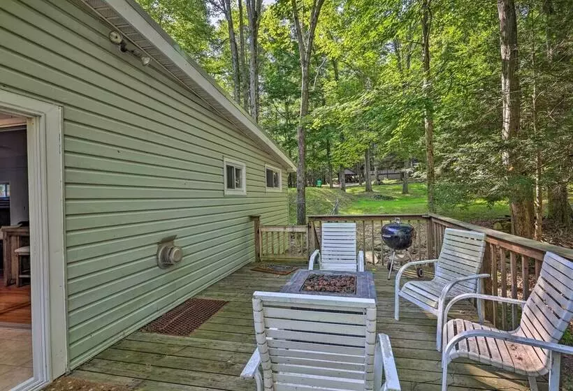 Walk To Lake Wallenpaupack: Greentown Getaway