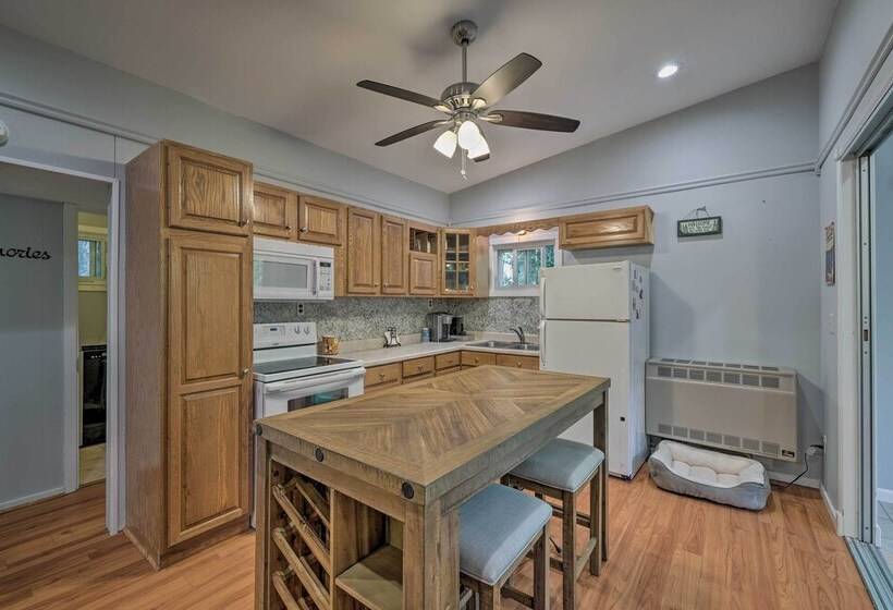 Walk To Lake Wallenpaupack: Greentown Getaway