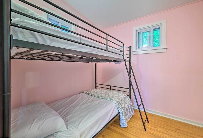 Walk To Lake Wallenpaupack: Greentown Getaway