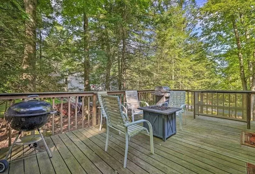 Walk To Lake Wallenpaupack: Greentown Getaway