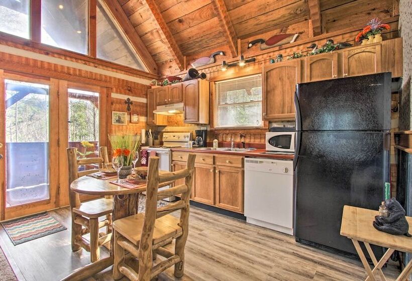 Honey Bear Pause: Rural Escape W/ Porch & Hot Tub!