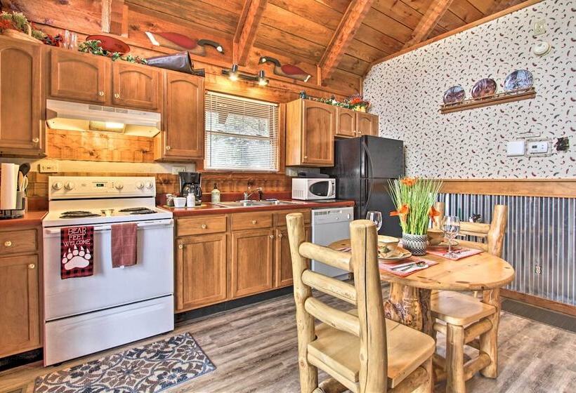 Honey Bear Pause: Rural Escape W/ Porch & Hot Tub!