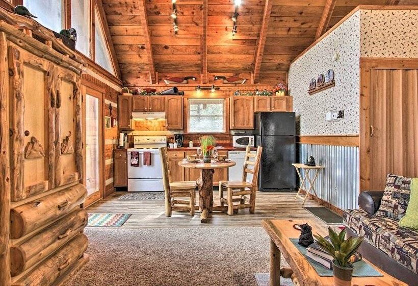 Honey Bear Pause: Rural Escape W/ Porch & Hot Tub!
