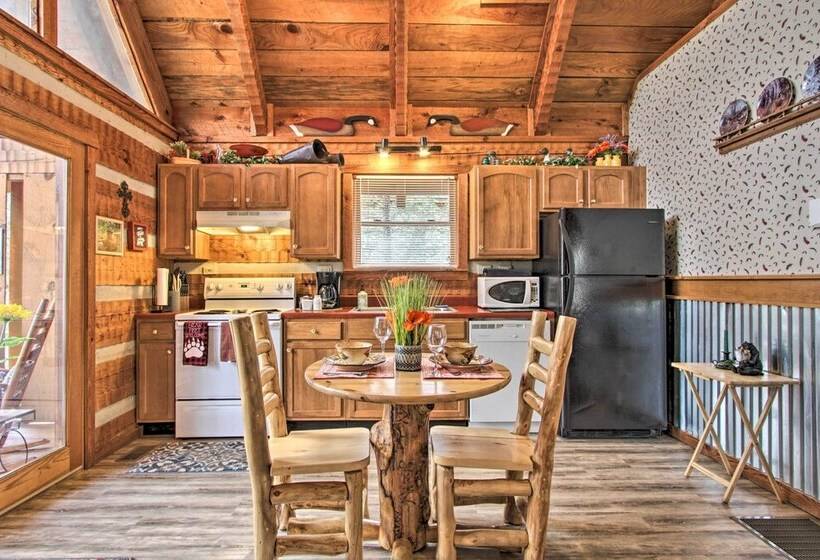 Honey Bear Pause: Rural Escape W/ Porch & Hot Tub!