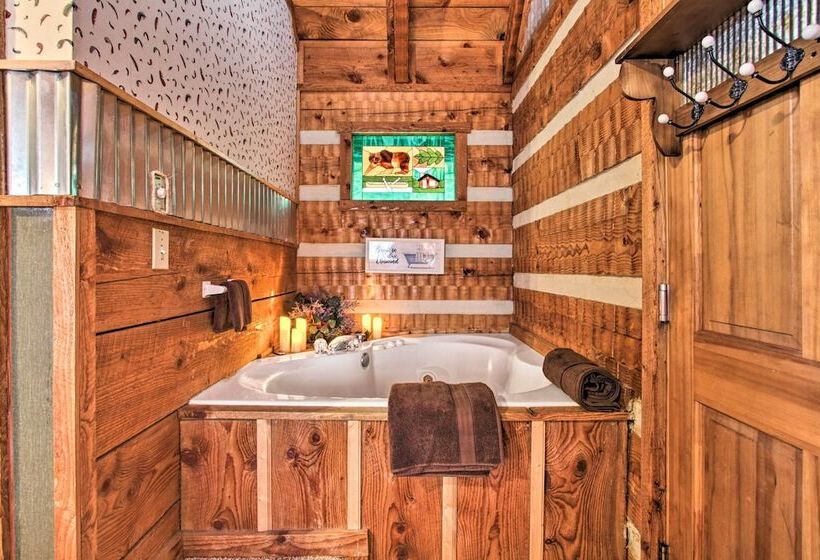Honey Bear Pause: Rural Escape W/ Porch & Hot Tub!