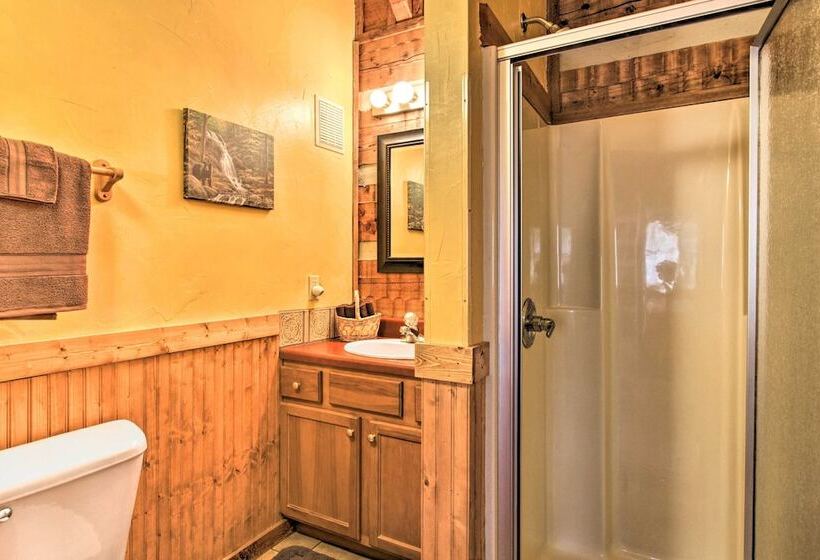 Honey Bear Pause: Rural Escape W/ Porch & Hot Tub!