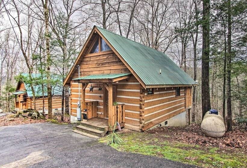 Honey Bear Pause: Rural Escape W/ Porch & Hot Tub!