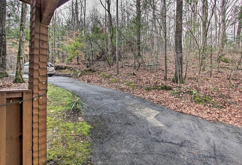 Honey Bear Pause: Rural Escape W/ Porch & Hot Tub!