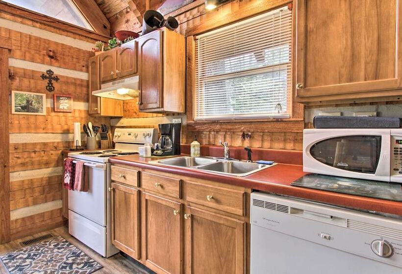 Honey Bear Pause: Rural Escape W/ Porch & Hot Tub!