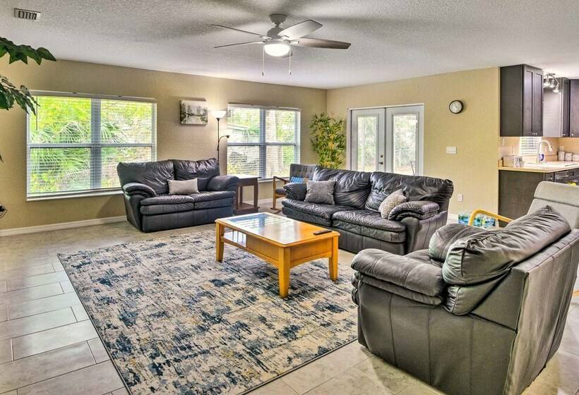 Inviting Daytona Beach Abode: Great Location!