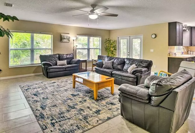 Inviting Daytona Beach Abode: Great Location!