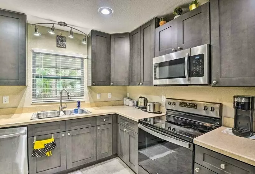Inviting Daytona Beach Abode: Great Location!