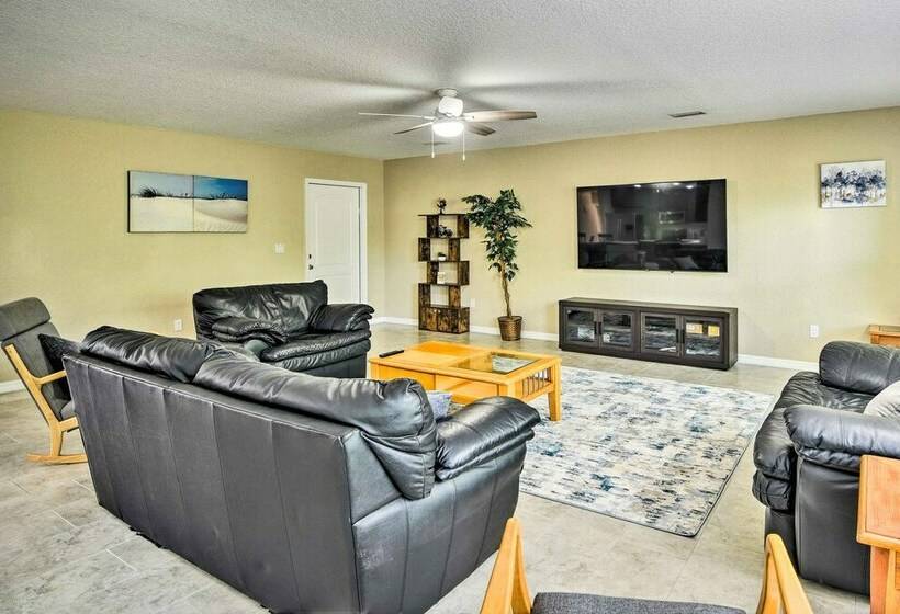 Inviting Daytona Beach Abode: Great Location!